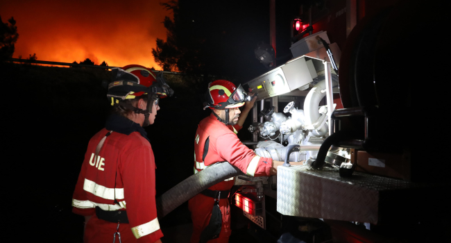Un total de 480 militares de la Unidad Militar de Emergencias, con 176 medios, están trabajando en las labores de extinción de los incendios forest...