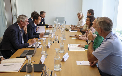 La ministra de Defensa visita Indra y le trasmite su preocupación por los retrasos en el programa de vehículos 8x8 para el...