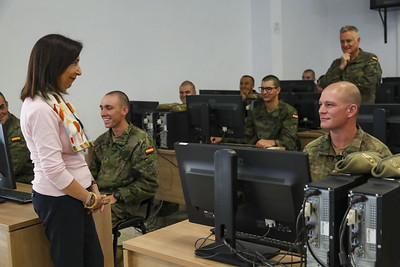 Robles en Cáceres: “Gracias por querer formar parte de las Fuerzas Armadas”