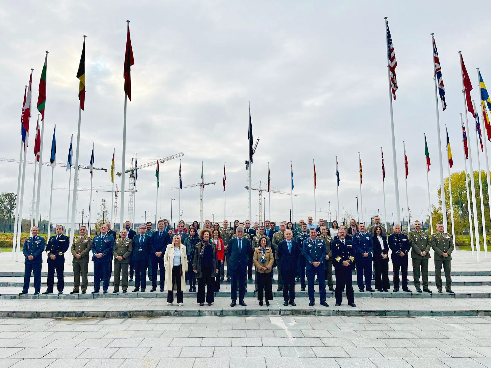 La ministra Robles se reúne con personal español en la OTAN y sus familias