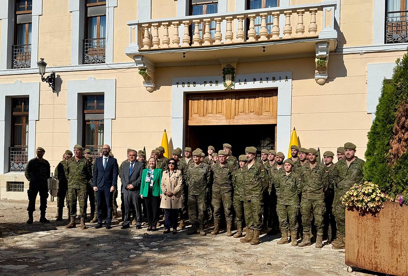 Margarita Robles visita a los militares que participaron en la lucha contra los incendios del pasado verano