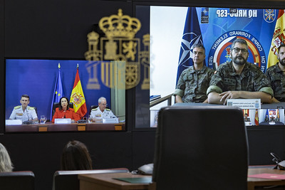 Mantiene una videoconferencia con los efectivos desplegados en Letonia, Eslovaquia y Rumanía, en la sede del ministerio.