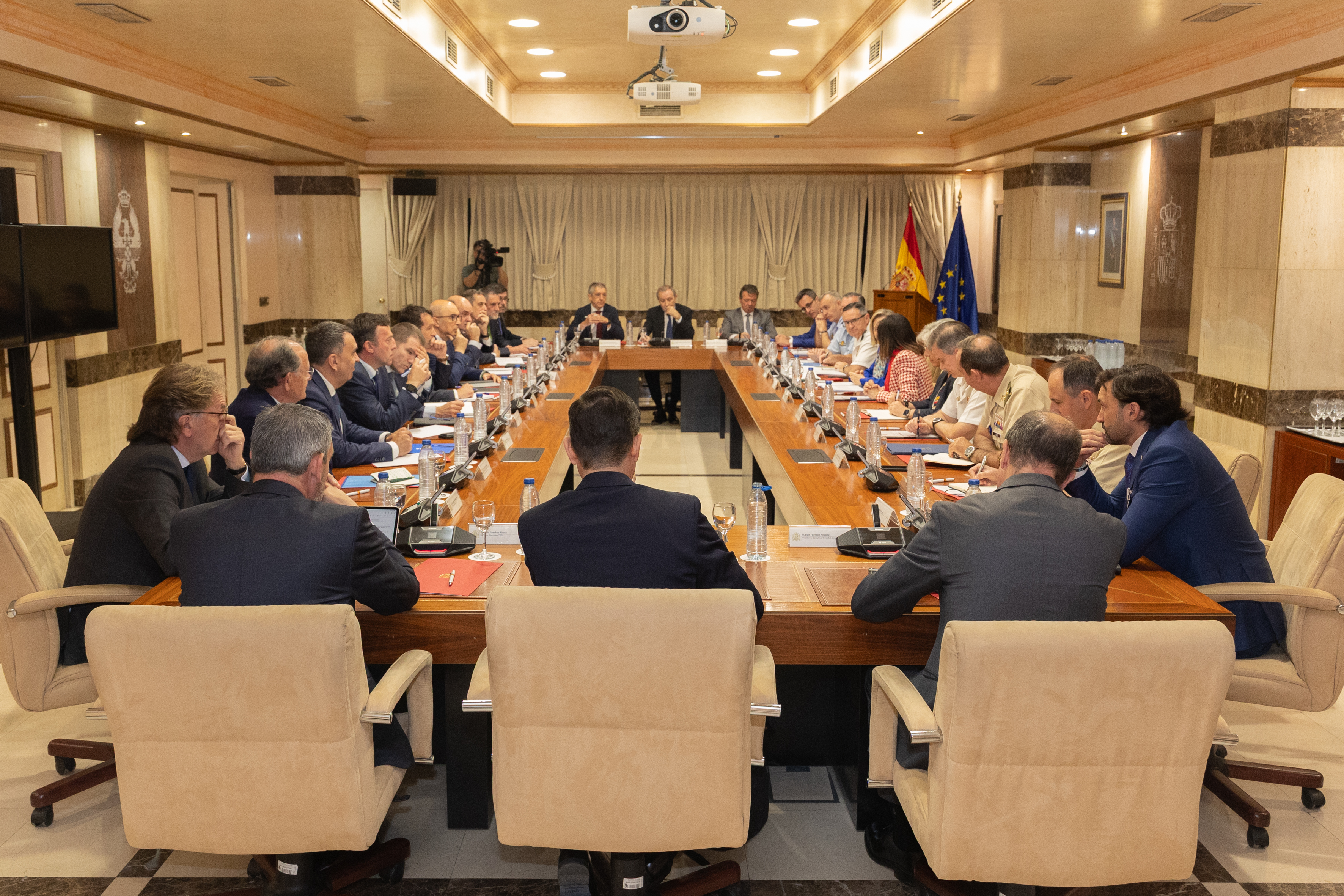 La ministra de Defensa reitera el compromiso con la industria del sector