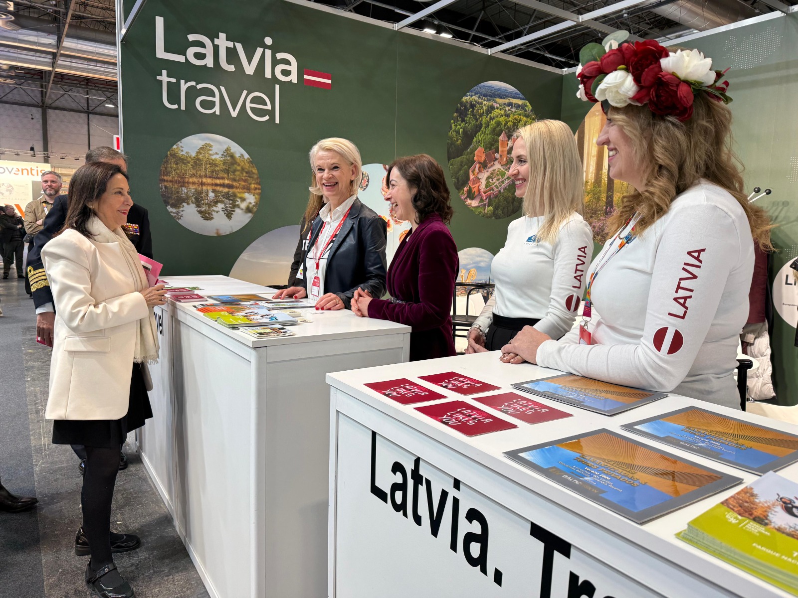 Los stands de países donde hay militares españoles en el exterior reciben la visita de Robles