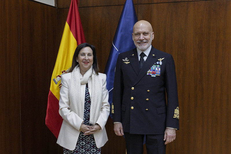 Mantiene una reunión con el presidente del Comité Militar de la OTAN, almirante Guiseppe Cavo Dragone, en la sede del ministerio.